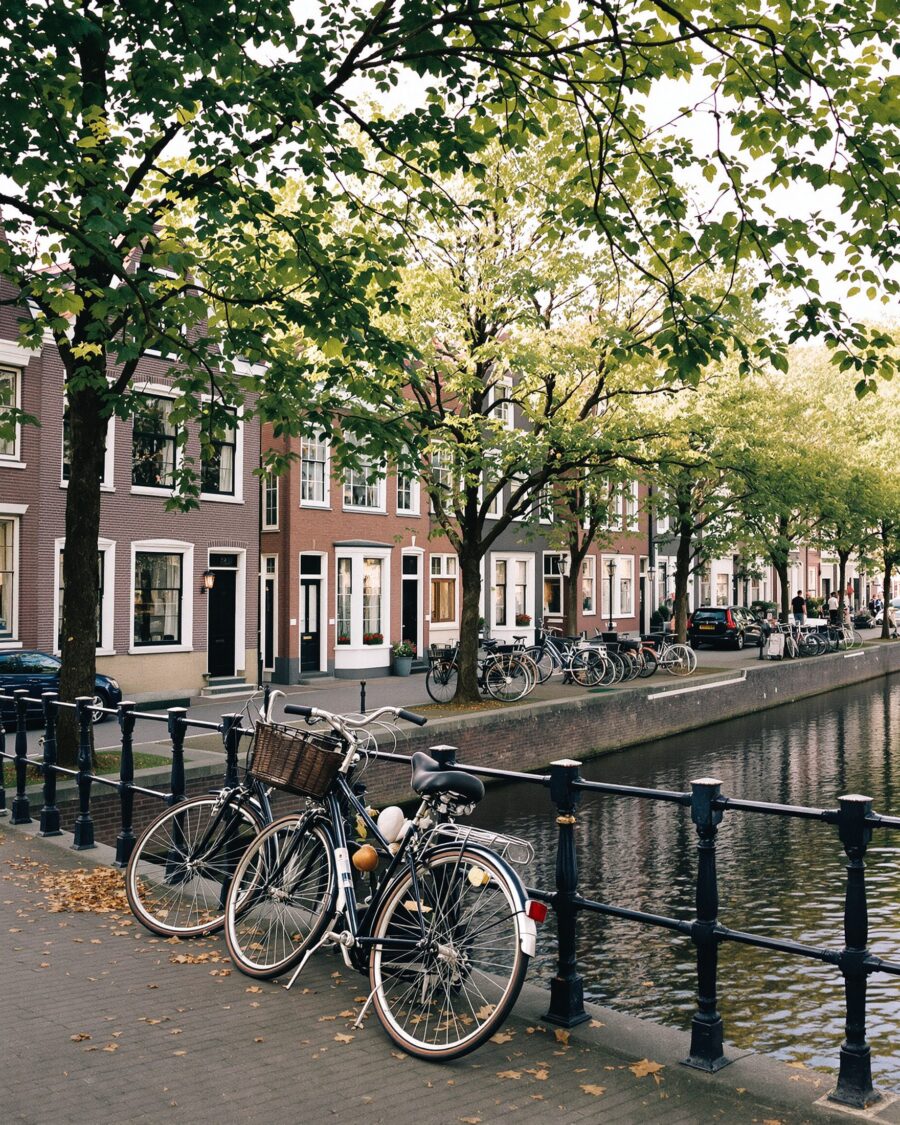 Gracht met fietsen in Haarlem